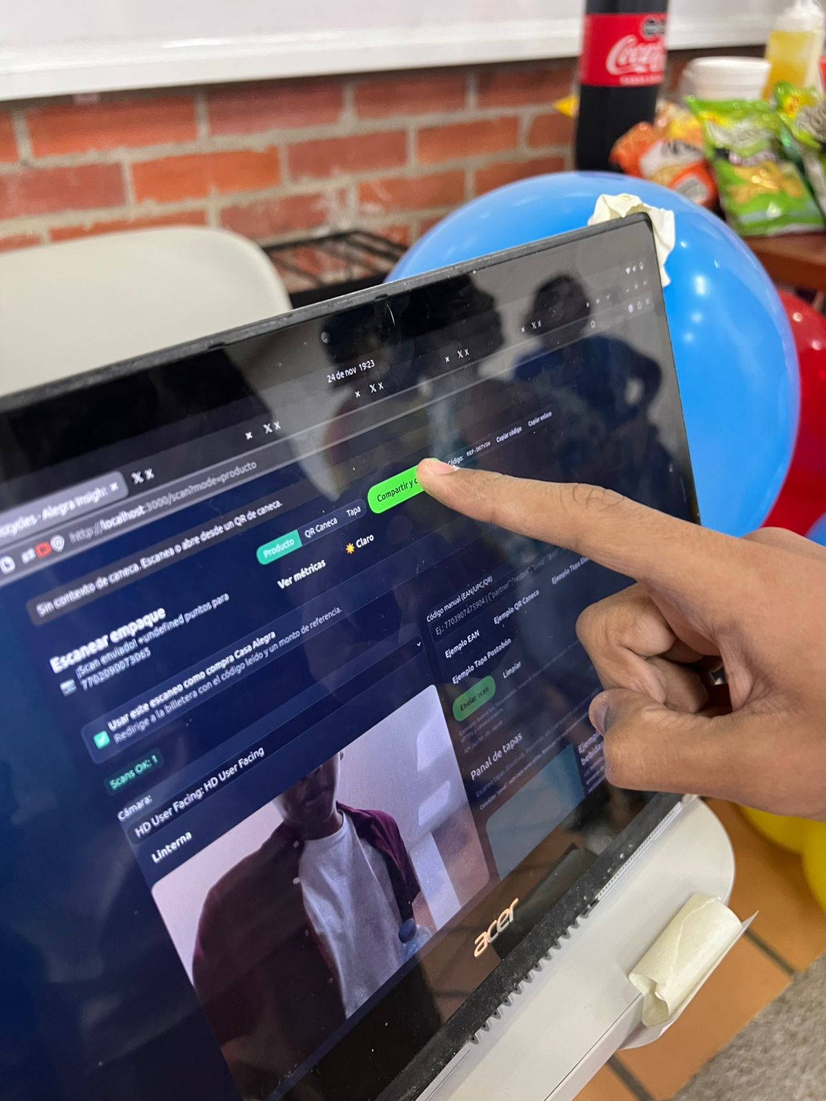 Grupo de estudiantes interactuando con la mini demo de Reccycles